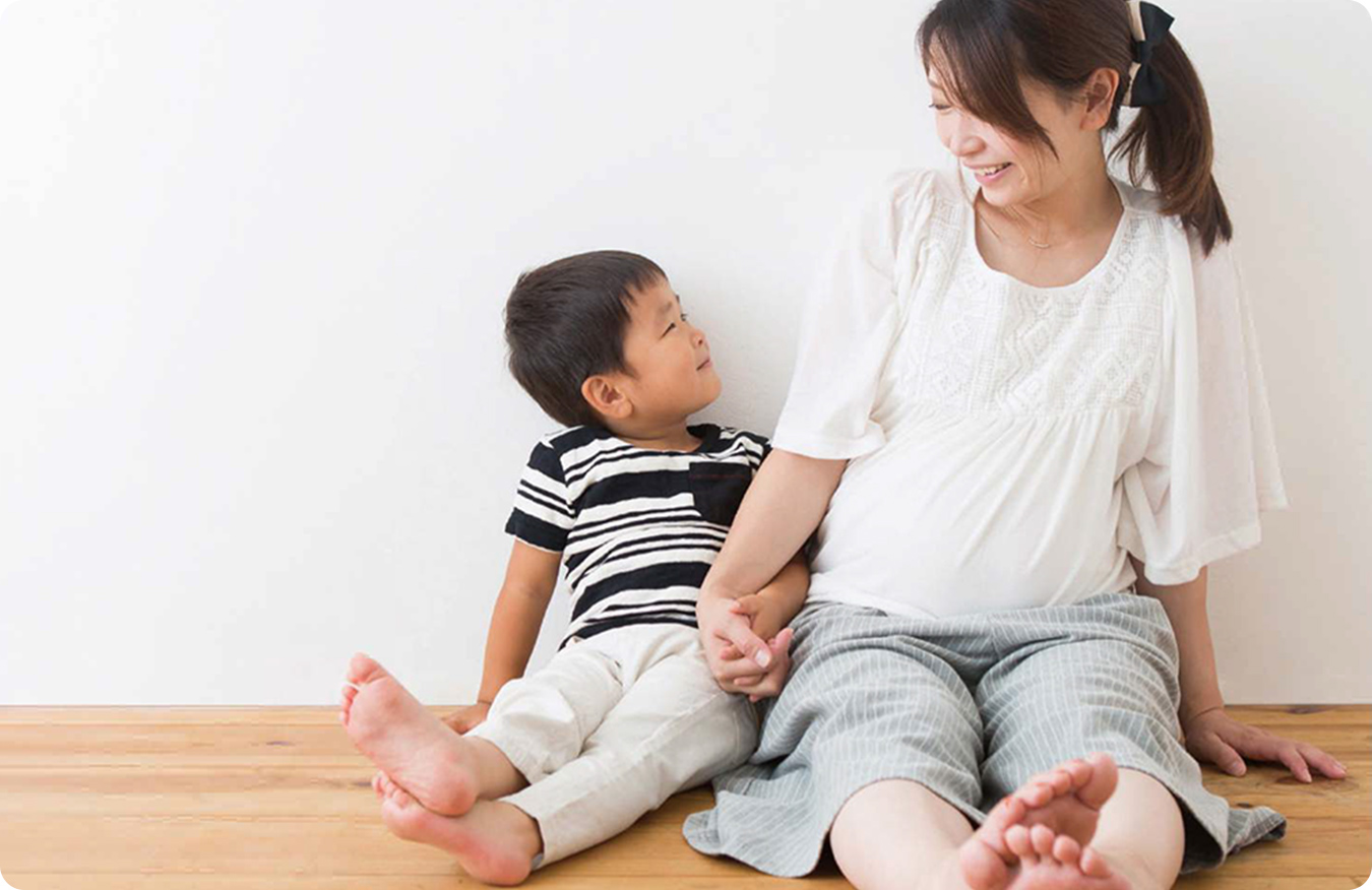女性と子どもの写真