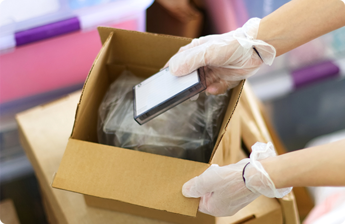 遺品を丁寧に仕分けする専門スタッフの手元